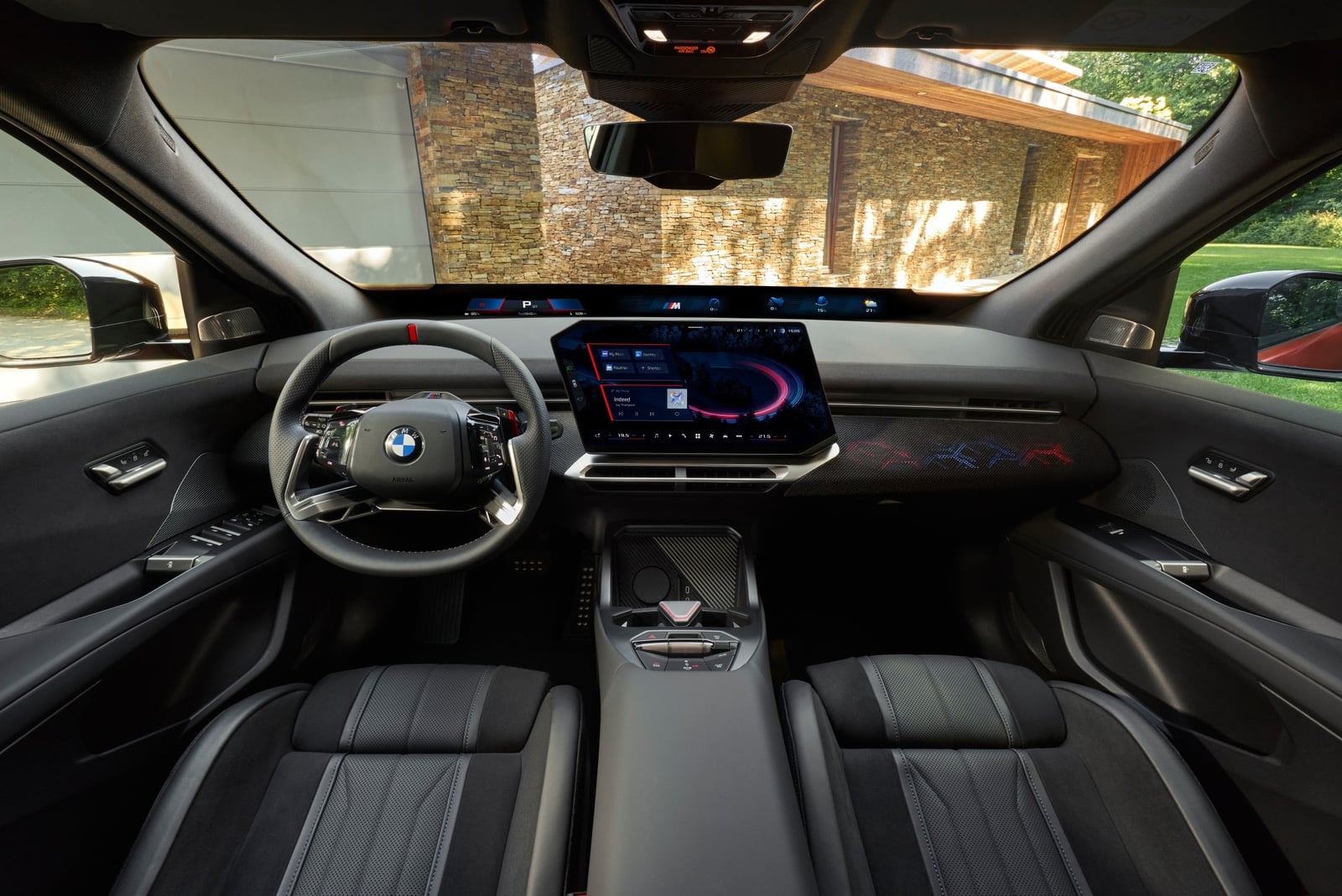 Puesto de mando y salpicadero del BMW iX4 con sistema Panoramic Vision y pantalla central de 17,9 pulgadas